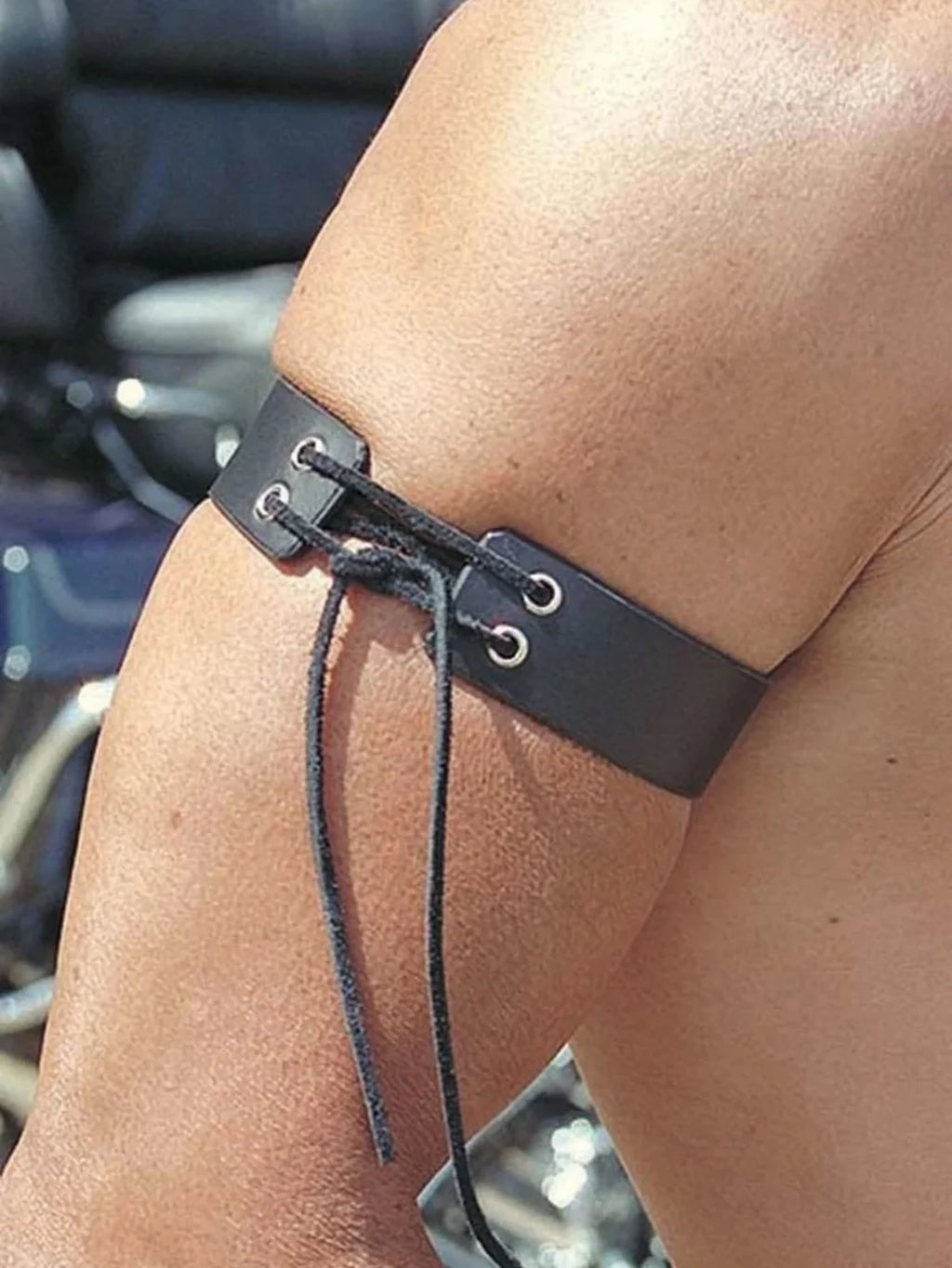 ✦ TOKYONOIR Gothic Arm Band